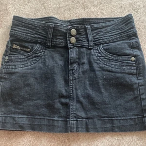 Svart lågmidjad jeans kjol  - En jätte fin svart lågmidjad kjol. Väldigt stretchig och elastisk! Perfekt till sommaren. Säljer för den är för kort för mig och inte vet riktigt vad jag ska ha på den med❤️Pris kan diskuteras och fråga om mer info❤️❤️