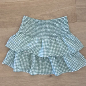 Volang kjol - Supersöt volang kjol från Primark. Strl 38 och kjolen är knappt använd!💗💗