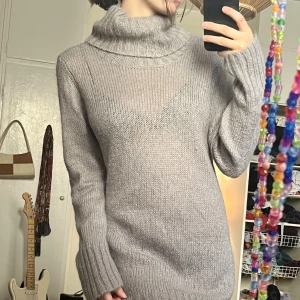 Stickad klänning - Supermysig stickad klänning från H&M i storlek L. Säljer då den är för stor på mig (s). Dock tror jag den passar på flera storlekar.