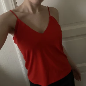 Röd topp Bik Bok - Röd topp från bikbok med V ringning fram och bak, meh kvalitet men ändå snygg till fest. Sparsamt använd ❤️