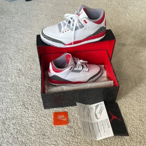 Air jordan 3 fire red storlek 44.5 - riktigt feta skor, måste dock sälja för måste betala en sak, helt nya aldrig använda. Minimal creasing för jag har testat dom. Önska jag kunde behålla så hoppas dom kommer i någons händer som kommer uppskatta dom. Deadstock OG all