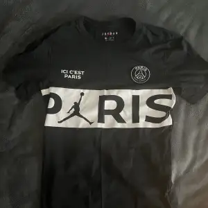 fetttt psg tröja i storlek xs  skick 7/10 köpt på jd sports i mall of scandinavia