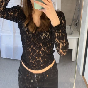 Ginatricot  - Säljer denna jättesnygga blusen typ som man ser egenom  från Ginatricot. Orginalpriset ligger runt 300kr ❤️är i str L men jag skulle säga att den är liten i storleken. Passar mig som har Xs. Kan sälja billigare vid snabb köp