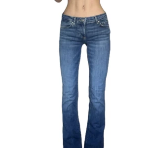 Lågmidjade zara jeans  - Superfina zara jeans i nyskick! Helt oanvända i storlek 32🥰Bootcut, stretchiga & sköna 🥰 Midjemått: 32cm Innerbenslängd: 80cm