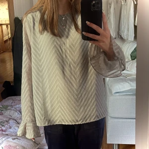 Grön blus - En superfin sage-grön blus i nyskick! Luftig med volanger i ärmarnas slut. Perfekt inför vår och sommar ☀️💓