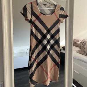 Burberry klänning  - Jättefin klänning. Köpt på second hand. Storlek xs/s skulle jag säga