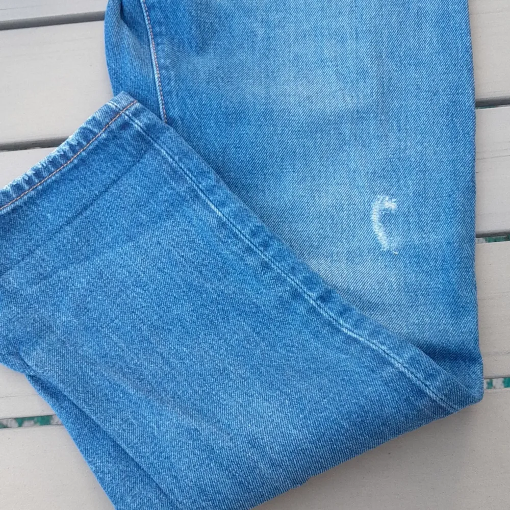 Säljer dessa blåa Levi's jeans då de är alldeles för stora till mig. Midja rakt över- ca 45 cm. Kontakta mig vid frågor eller intresse. . Jeans & Byxor.