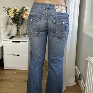 True religion jeans - SUPER snygga jeans med märket av true religion. Satt lite för tajt på mig så tror att dom hade passat så fint på någon annan med strlk 36 ungefär.