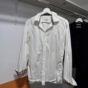 Säljer även en likadan Burberry skjorta fast i vit. Även denna är i storlek M och är köpt på NK i Gbg. Använd endast 3 gånger, och är köpt för 3000kr förra året. 