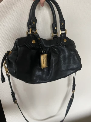 Marc Jacobs väska  - Svart Marc Jacobs väska Classic Q. 20x33cm. Otroligt bra skick 🙌🏼