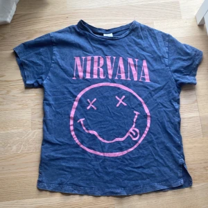 T-shirt  -  Säljer min blåa tröja från Zara som inte kommer till användning längre den är jättefint skick och säljer 50 kr plus frakten 🩵 