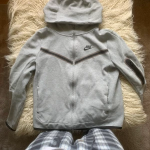 Nike tech - Säljer min nike tech flr den är för liten