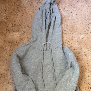 Hoodie - Grå hoodie i storlek XS. Något nopprig efter tvätt men annars fint material. 