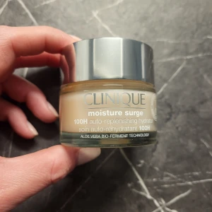 Clinique moisture surge 100h - Clinique moisture surge 100h. Teatad 2 ggr, använt med hygienpinne för att ej röra vid med fingrar.