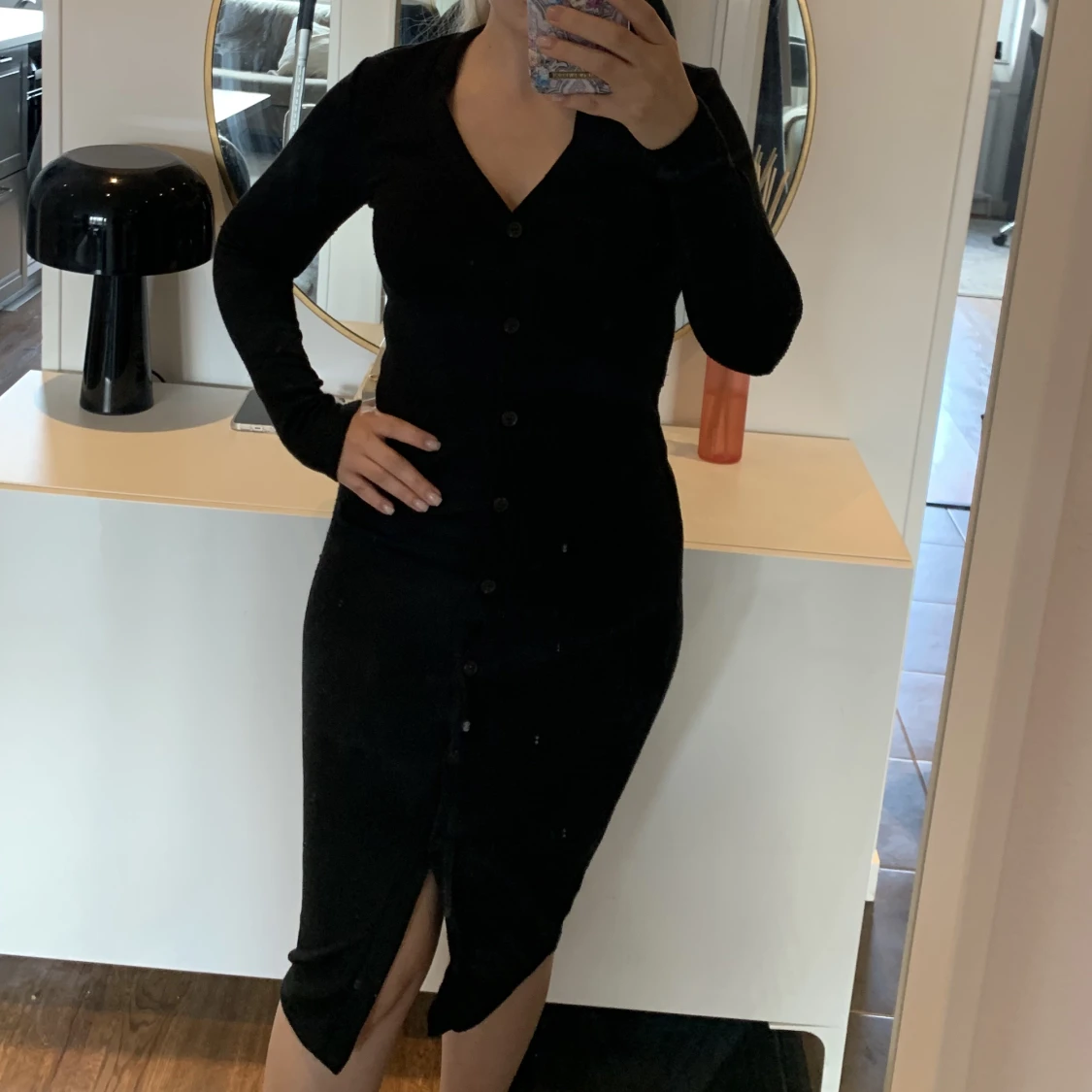 Stickad klänning med knappar - 90