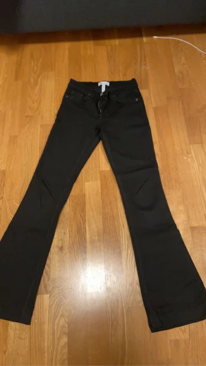 Svarta low waist zara jeans  - Svarta low waist bootcut jeans från zara  storlek 32. Nästan helt oanvända . Jag är 162 och jeansen är lite långa i längden. Du står för frakten! 
