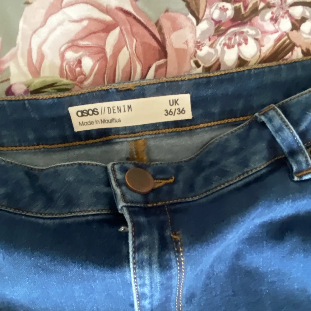 Säljer dessa jeans i tall från ASOS. W36-L36. De är otroligt sköna. . Jeans & Byxor.