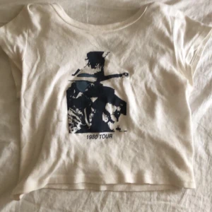 Brandy melville top - Brandy melvilles 1980 tour hailie top! Jättefint skick, bra material, stretchig. Lite stor på mig med små bröst, men fin ändå. Ej använt mycket alls, typ helt ny. Köpte för 230kr 💗