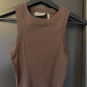Brun topp - Brun topp från weekday i storlek S för 250kr!🥰