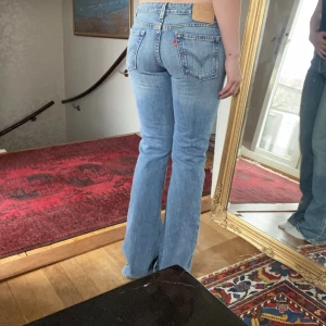 Levis jeans  - Lågmidjade Levis jeans i rak modell. Lite för små för mig.  Innebenslängd: 84cm Midjemått: 39cm 