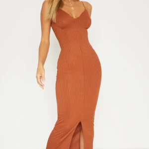 Klänning  - Plt klänning som aldrig använts, prislapp står kvar. Jätte stretchig i tygen, stl: 34 men kan även passa 36. 