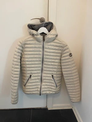 COLMAR jacka storlek S - Beige COLMAR jacka. Storlek S. Tunn dunjacka. Mörka dragkedjor. Använd 1 gång. Nypris 3499kr.