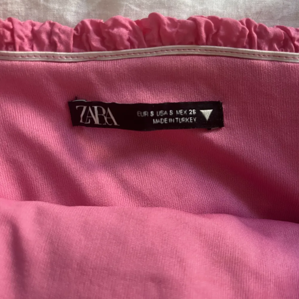 Jätte fin rosa klännig från Zara💗har aldrig andvänt och den är i nyskick. Ordinarie pris 300kr, säljer för 150 + frakt☺️. Klänningar.