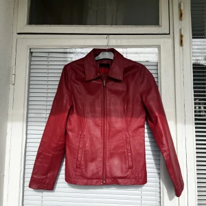 Vintage läderjacka läder skinnjacka leatherjacket leather bikerjacket bikerjacka rödjacka motorcykeljacka  - Vintage läderjacka (äkta läder) i fint skick säljes. Strl: M (normal i storleken). 