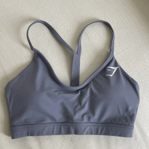 Gymshark sport-bh  - Superskön sport-bh från Gymshark! Använd 8-10 gånger, lite nopprig men inget som syns tydligt! 