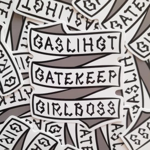 Gaslight Gatekeep Girlboss klistermärke - "Gaslight Gatekeep Girlboss" klistermärke som jag designat själv. Köparen betalar för frakten, gratis frakt vid köp av 4 eller fler klistermärken