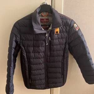 Parajumper Jacka - Tunn dunjacka från parajumper, använd fåtal gånger så skulle säga att den nästan är i nyskick.  Nypris ca. 3500kr