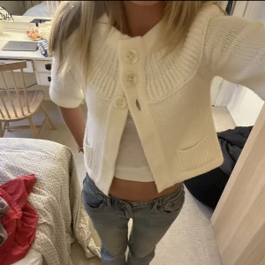 Trekvartsärmad kofta - Säljer denna sjukt snygga trekvartsärmade kofta!!