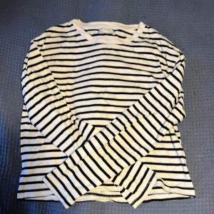 Randig tröja från Lindex i storlek S. Den är i fint skick:)