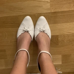 Klackskor vintage - Så snygga vintage klackar!! Storlek 38 men skulle mer säga att dom är som en 39. Perfekta till studenten eller liknande!