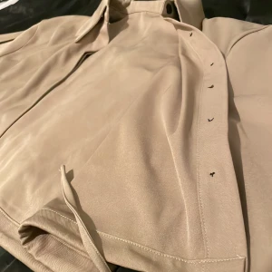 Topp - Toppen till hör byxorna den är oversize och kort 