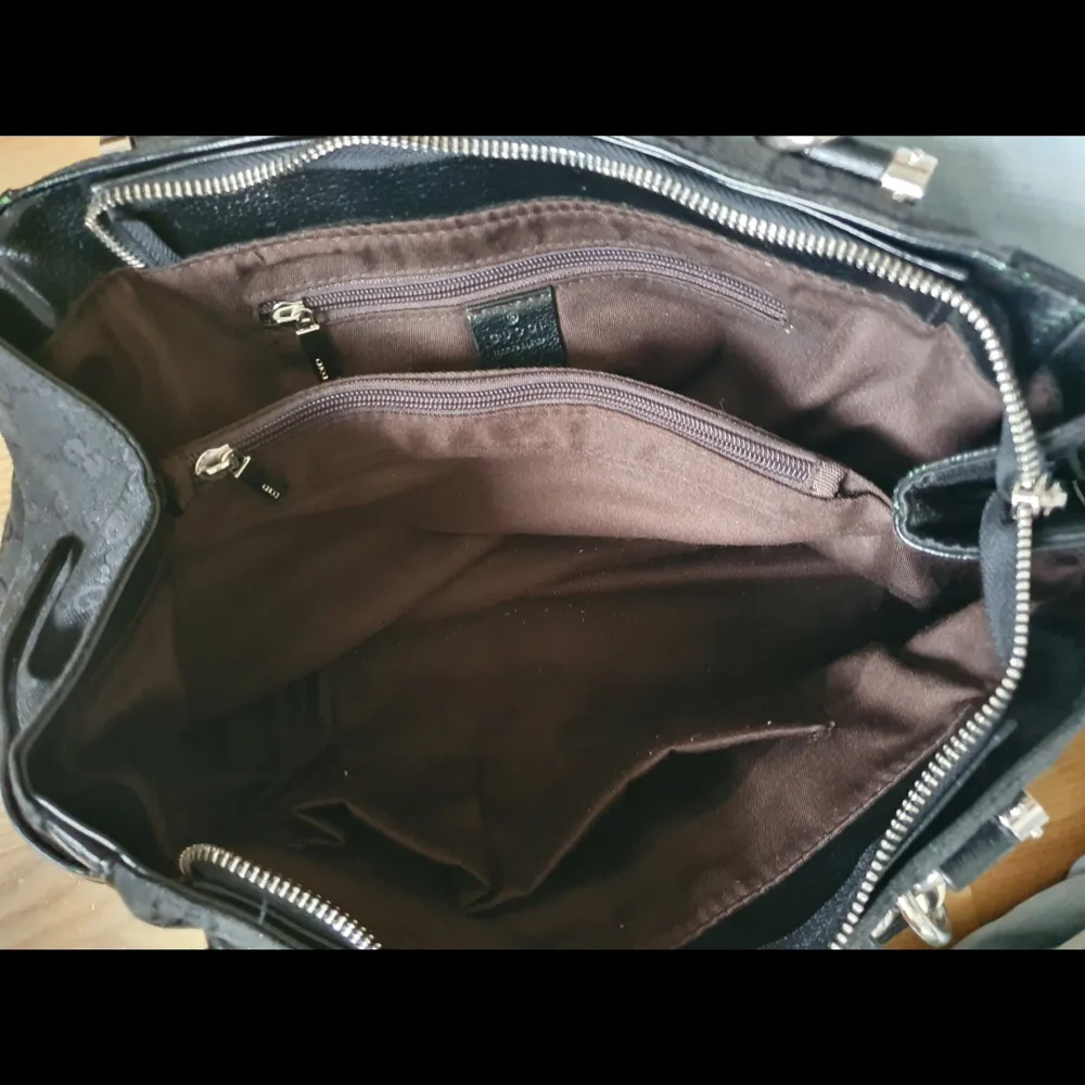 Fejk gucci handväska som är relativt stor, har massa innefack så de får plats med mycke saker. Lite slitet på ena handtaget men annars hyfsat skick♡. Väskor.
