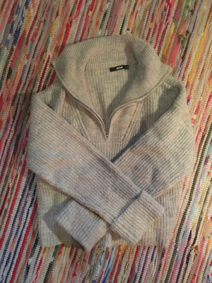 Stickad tröja - Jätteskön stickad tröja från Bikbok, med dragkedja en bit. Storlek S, sitter inte tajt. Jättemysig att bara dra på sig på sommarkvällar m.m ❤️❤️❤️