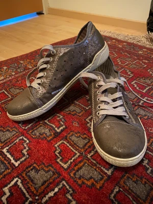 Sneakers - Jättefina skor. Säljer pga att dem inte kommer till användning. 