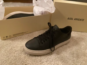 axel arigato skor - arigato skor i relativt bra skick inte använda så mycket, skriv för fler bilder. säljes i bifintligt skick