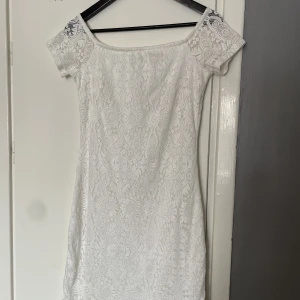 Spetsklänning - Vit spetsklänning från Gina tricot i storlek L. 