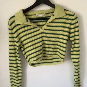 Grön croppad topp - Använd 1 gång, skönt material. Storlek L men passar perfekt till M. Stretchigt tyg