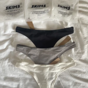 Skims  - Säljer dessa skims trosor i set. Såklart HELT NYA och säljs då jag köpte fel storlek. Från en kollektion som nästan alltid är slutsåld. Super fräscha och mjuka. Finns även annons för matchade linne till de svarta trosorna! Läs Bio!
