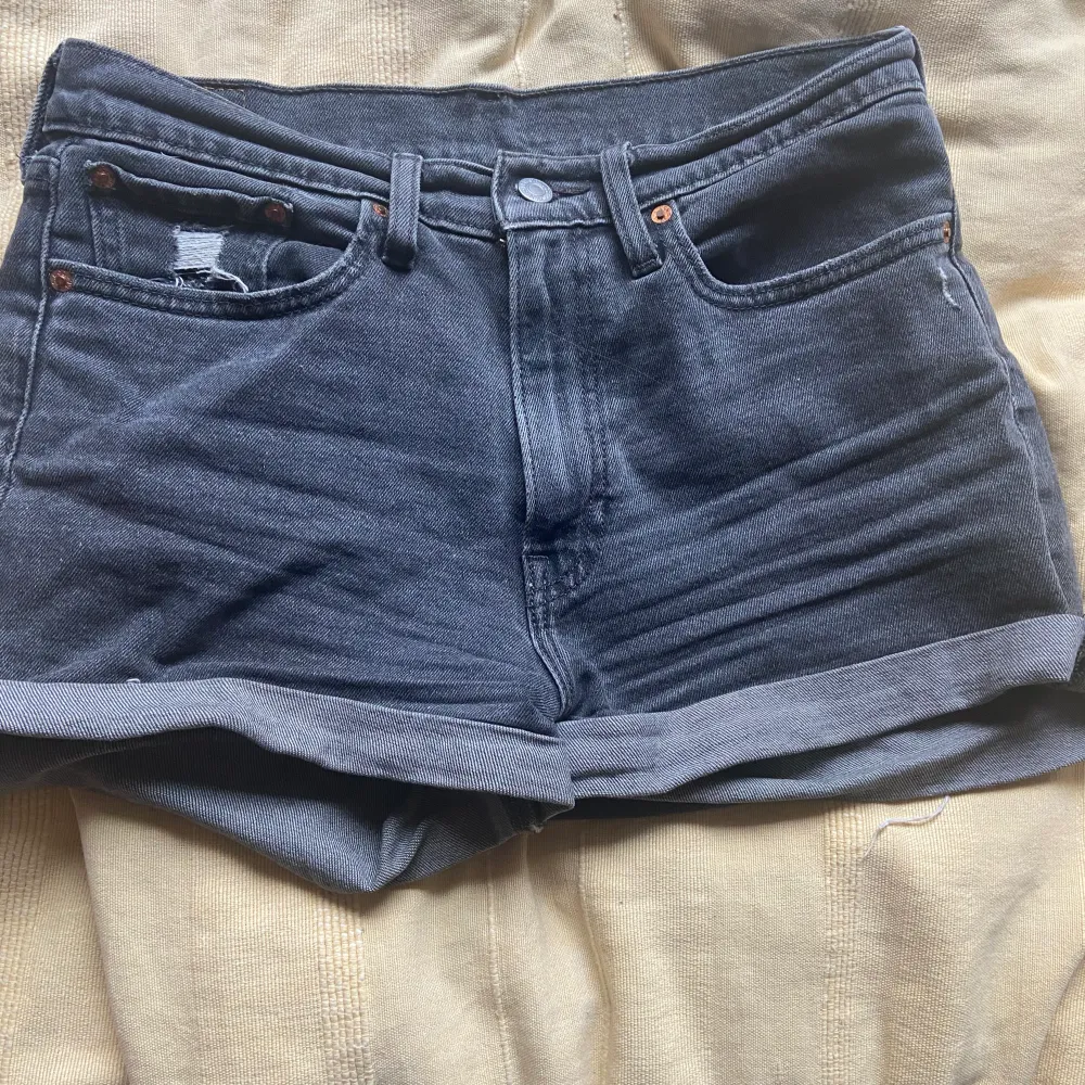 Super fina Levi’s shorts som säljs pågrund av att de är för stora, endast testade💗Storlek 30.. Shorts.