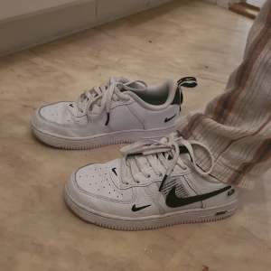 Nike air forces till barn 600kr, pris kan diskuteras  - Jättebra skick, använd bara en gång, min dotter väggrar ha på sig de. Vit och svart färg i storlek 31.5