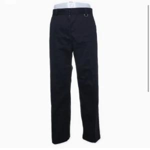 Cava company chinos - Svarta cava company chinos , liknar dickies i material och modell , enda defekten är att knappen har trillat av så har sytt på den själv 