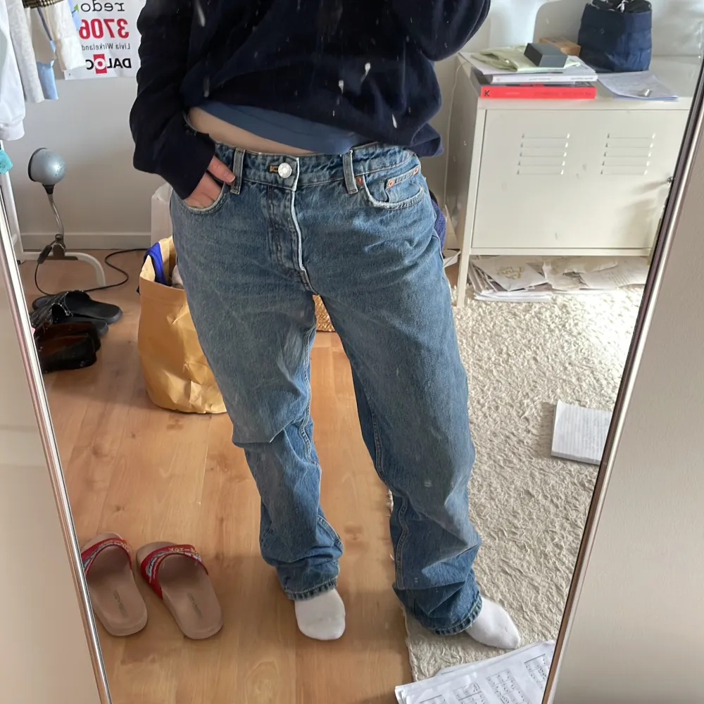 Urfeta jeans från Zara!! Storlek 40 och är oversized på mig som brukar ha 36/38. Jeans & Byxor.