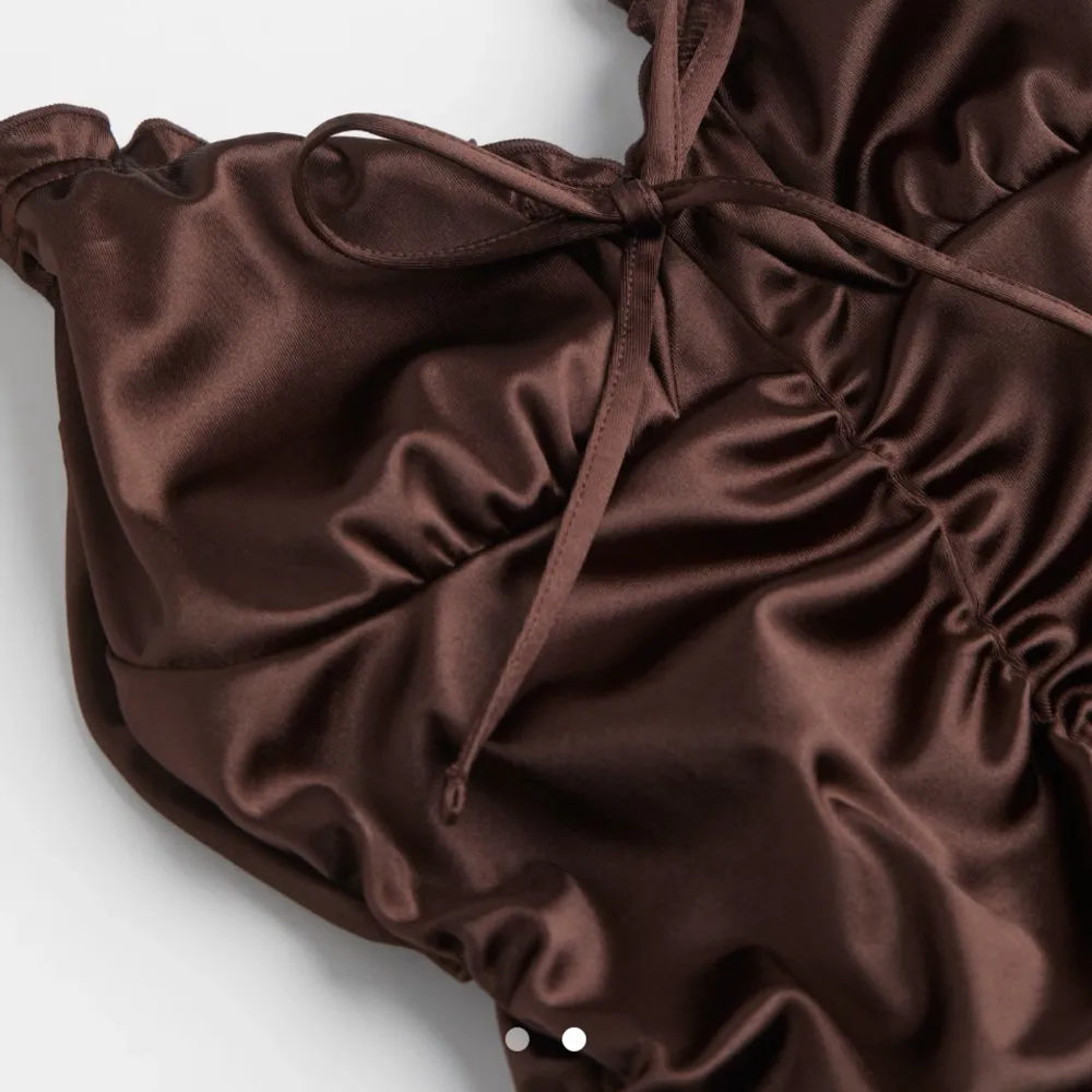 En brun klänning från HM använd 1 gång och är i perfekt skick. Nypris 200kr säljer för halva.. Klänningar.