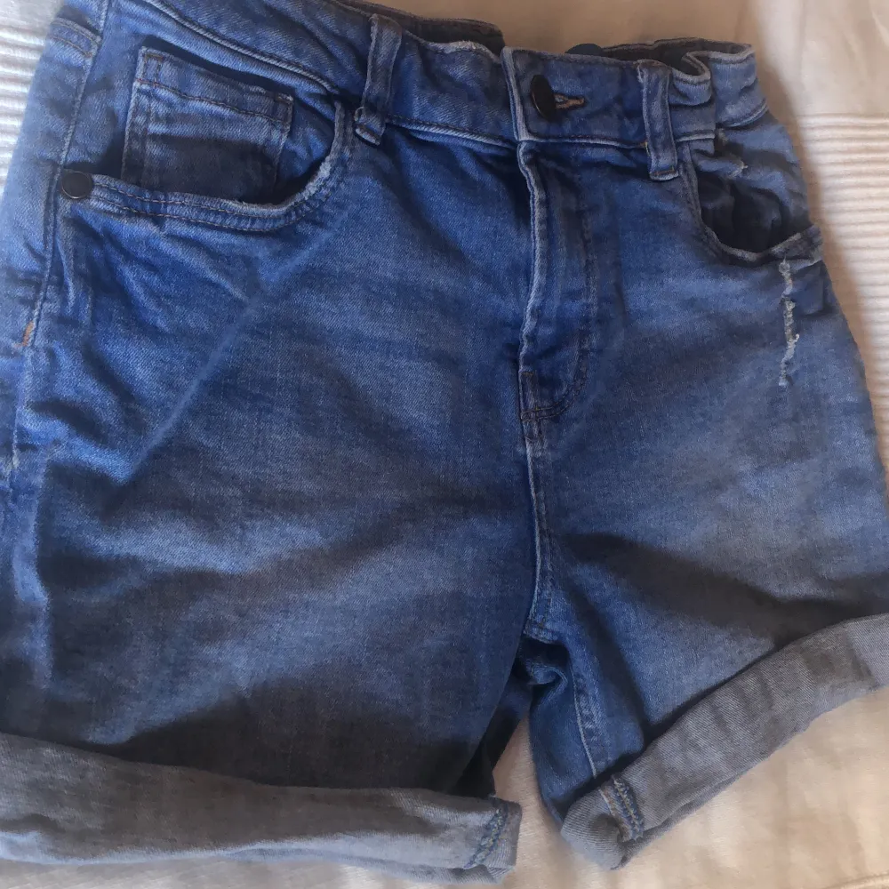 Säljer dessa shorts pga att de inte används längre 🫶🏽 I väldigt bra skick! :). Shorts.