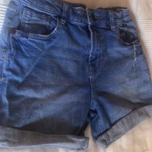 Säljer dessa shorts pga att de inte används längre 🫶🏽 I väldigt bra skick! :)
