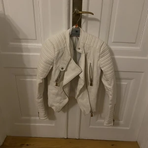 Vit läderjacka - Storlek 36  Bikerjacka  Inte äkta läder